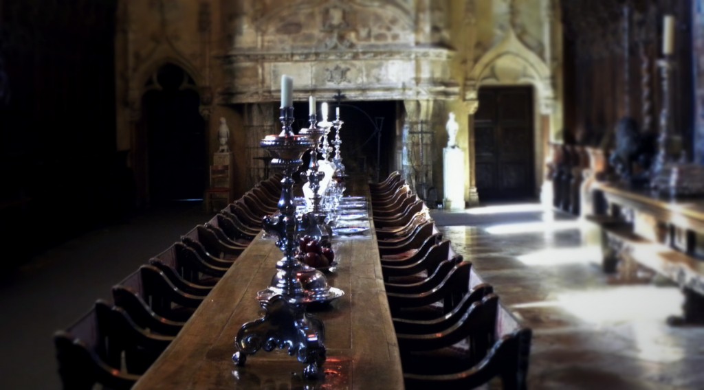 Hearst sat in the middle. The longer a guest stayed, the closer to the end they were seated.